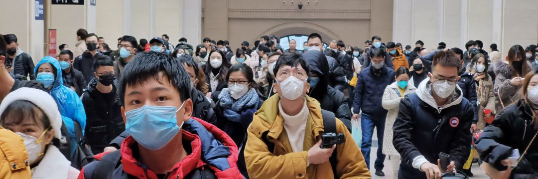 Población china con mascarillas en un lugar público Población china con mascarillas en un lugar público