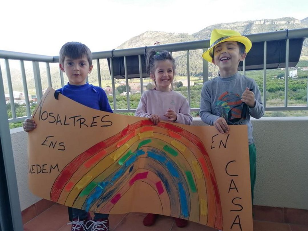 Niños en Simat que han hecho un dibujo para participar de la iniciativa municipal Niños en Simat que han hecho un dibujo para participar de la iniciativa municipal
