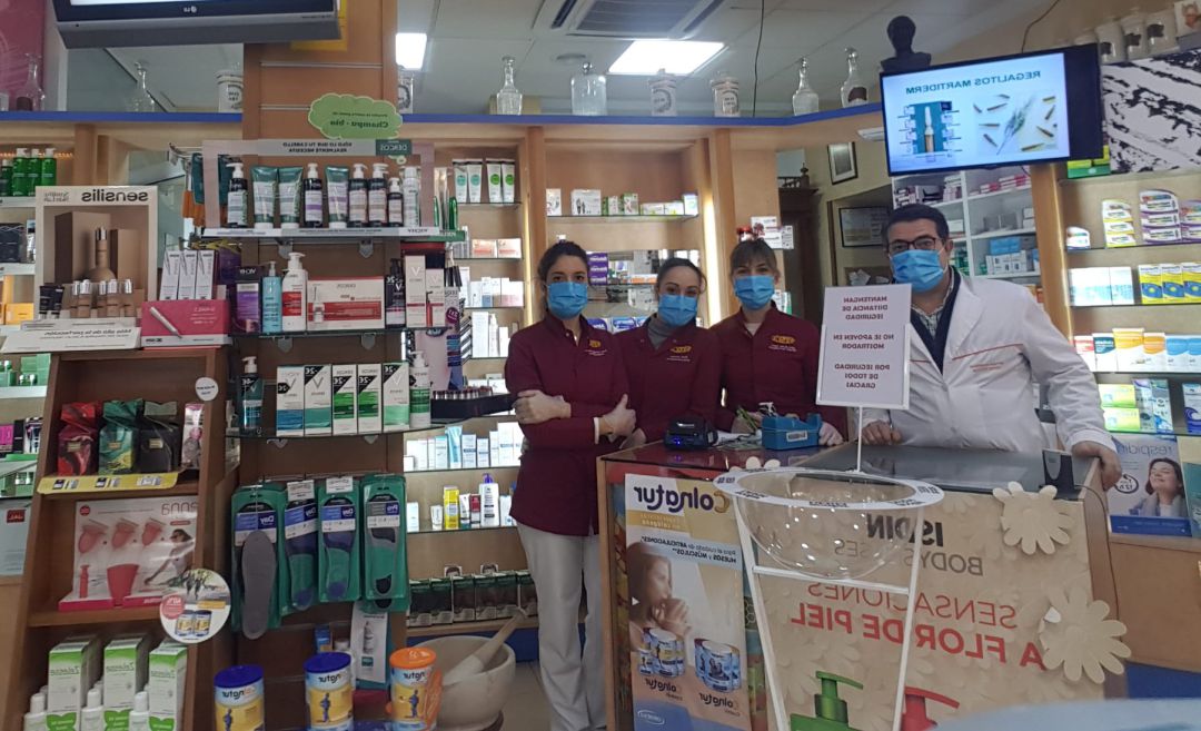 Personal atendiendo en una farmacia de Linares. Personal atendiendo en una farmacia de Linares.
