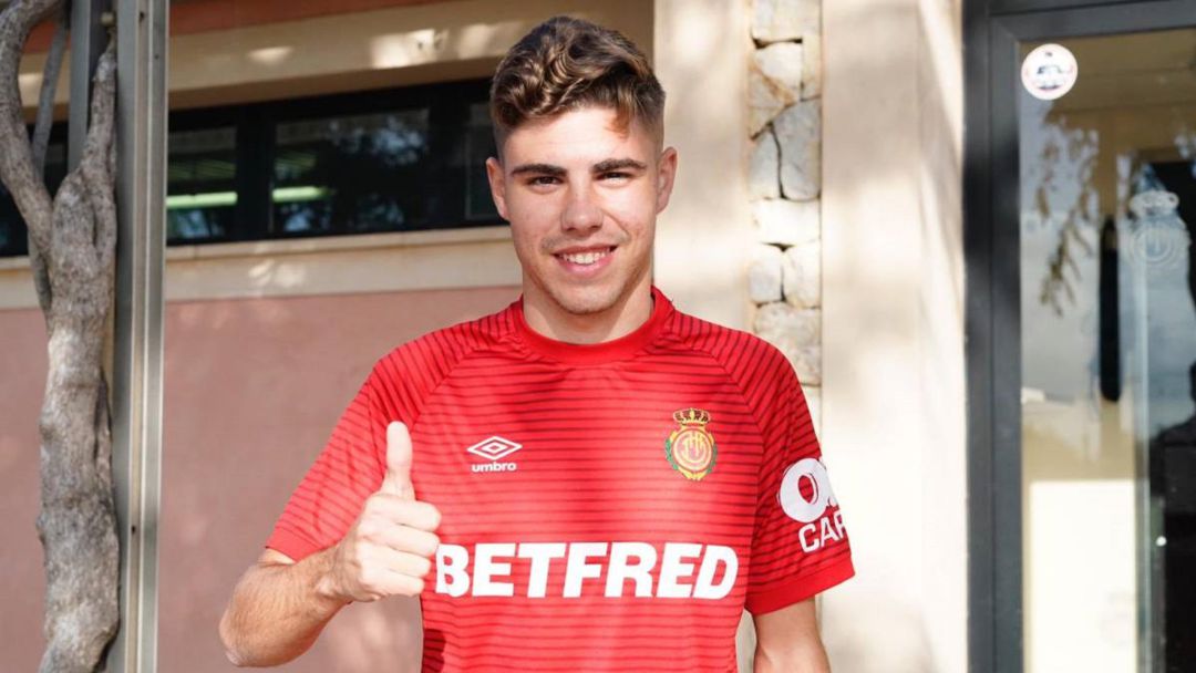 Alejandro Pozo, con la camiseta del RCD Mallorca. Alejandro Pozo, con la camiseta del RCD Mallorca.