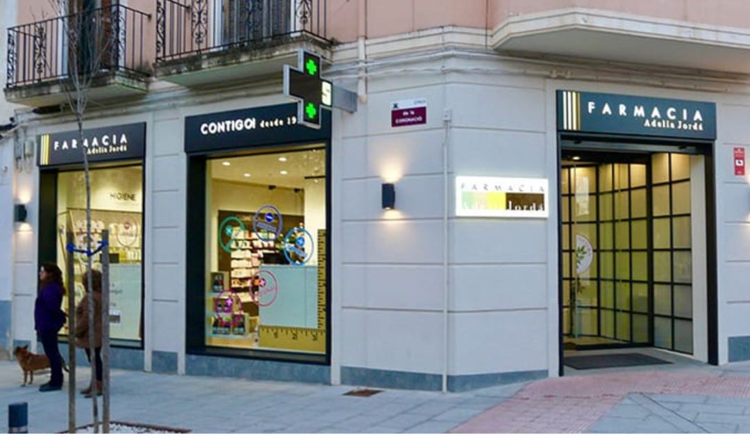 Imatge de l'exterior de la Farmacia d'Amelia Jordà, al número 1 del carrer Rafael Juan VIdal. Imatge de l'exterior de la Farmacia d'Amelia Jordà, al número 1 del carrer Rafael Juan VIdal.