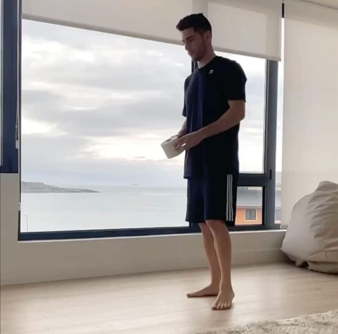 Luca Zidane hace el reto en el salón de su casa Luca Zidane hace el reto en el salón de su casa