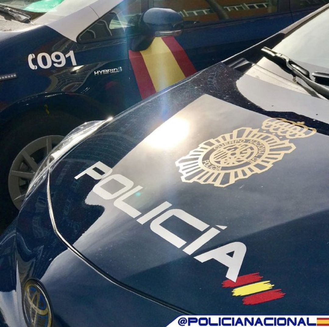 La joven detenida paseaba a un perro por la vía pública junto a otro joven La joven detenida paseaba a un perro por la vía pública junto a otro joven