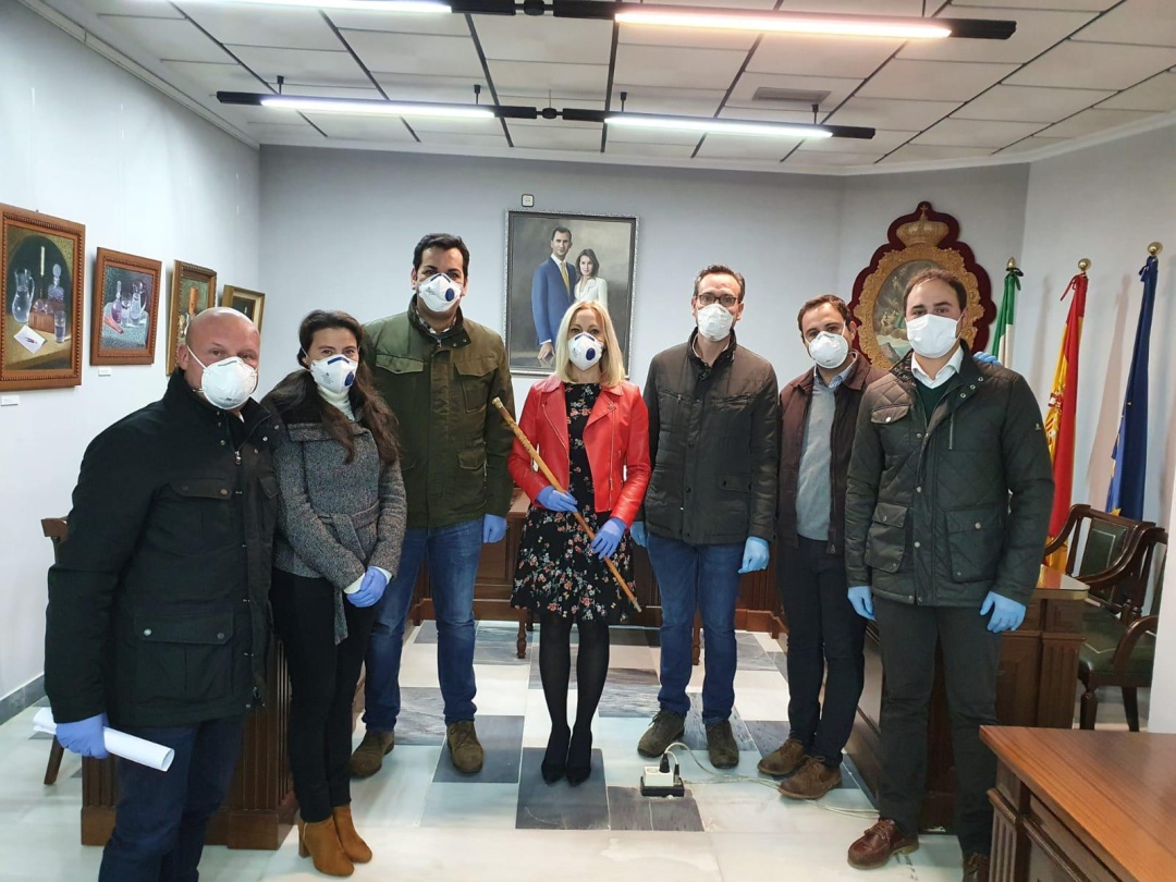 Maria Dolores Sánchez, posa junto a sus compañeros de equipo municipal de gobierno, tras recibir el bastón de mando de Juan Diego Requena. Todos protegidos. Maria Dolores Sánchez, posa junto a sus compañeros de equipo municipal de gobierno, tras recibir el bastón de mando de Juan Diego Requena. Todos protegidos.