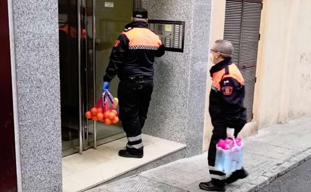 Voluntarios de Protección Civil reparten alimentos por algunas casas Voluntarios de Protección Civil reparten alimentos por algunas casas