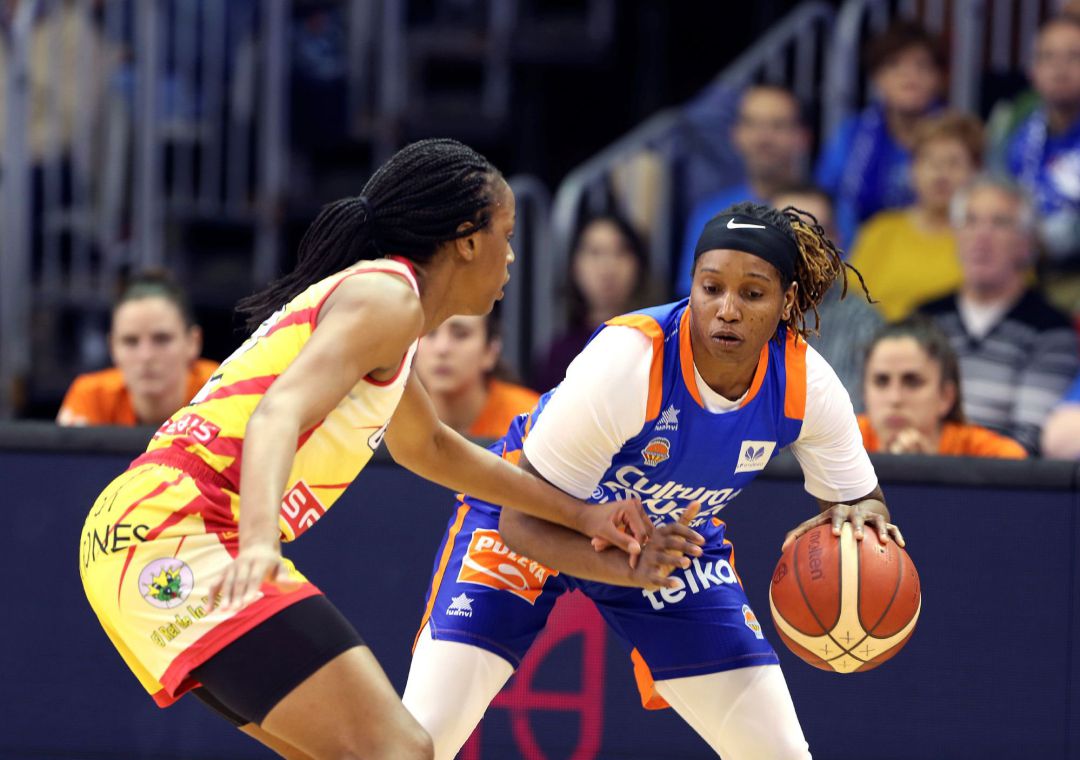 GRAF3054. SALAMANCA, La jugadora J. Brown (d) del Valencia Basket, defiende la posesión ante la jugadora Elonu (i) del Spar Citylift Girona, durante el segundo partido de semifinales de la Copa de la Reina de baloncesto femenino, que se disputa este sábado en el multiusos Sánchez Paraiso de Salamanca. EFE, J. M. García GRAF3054. SALAMANCA, La jugadora J. Brown (d) del Valencia Basket, defiende la posesión ante la jugadora Elonu (i) del Spar Citylift Girona, durante el segundo partido de semifinales de la Copa de la Reina de baloncesto femenino, que se disputa este sábado en el multiusos Sánchez Paraiso de Salamanca. EFE, J. M. García