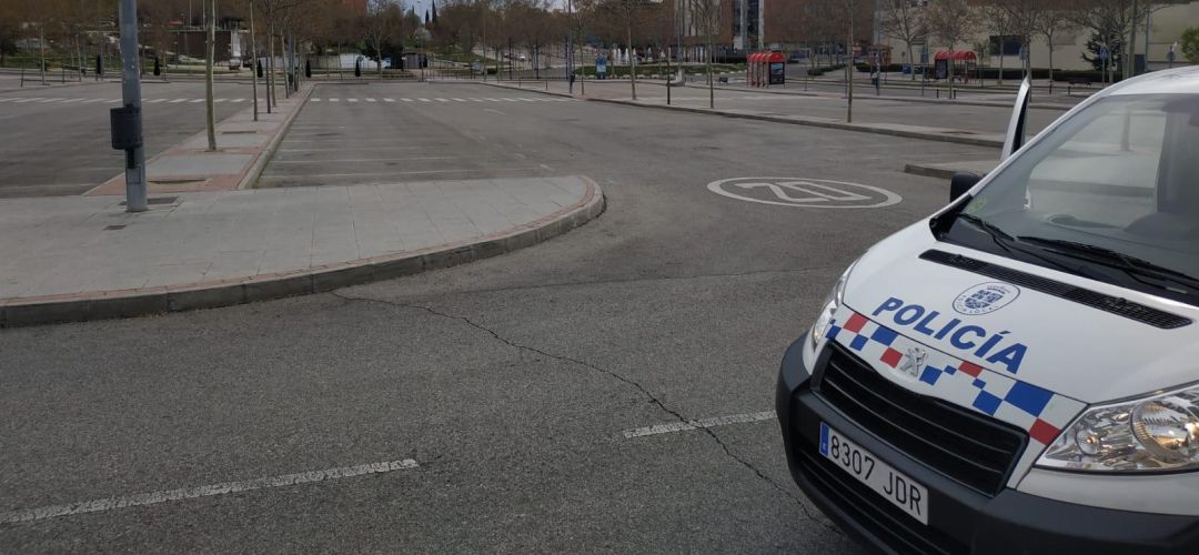 Los agentes patrullan las calles Los agentes patrullan las calles