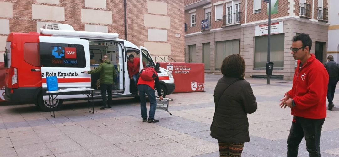 Voluntarios de Cruz Roja atendiendo en San Sebastián de los Reyes Voluntarios de Cruz Roja atendiendo en San Sebastián de los Reyes