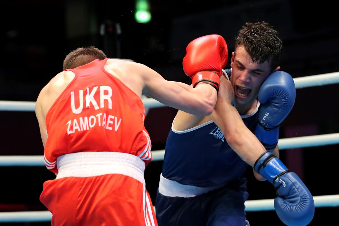 El ucraniano Dmytro Zamotayev y el español Gabriel Escobar (azul) en el combate de ‘peso mosca’ en el torneo Preolímpico celebrado este lunes por la tarde en el Copper Box Arena de Londres. El ucraniano Dmytro Zamotayev y el español Gabriel Escobar (azul) en el combate de ‘peso mosca’ en el torneo Preolímpico celebrado este lunes por la tarde en el Copper Box Arena de Londres.