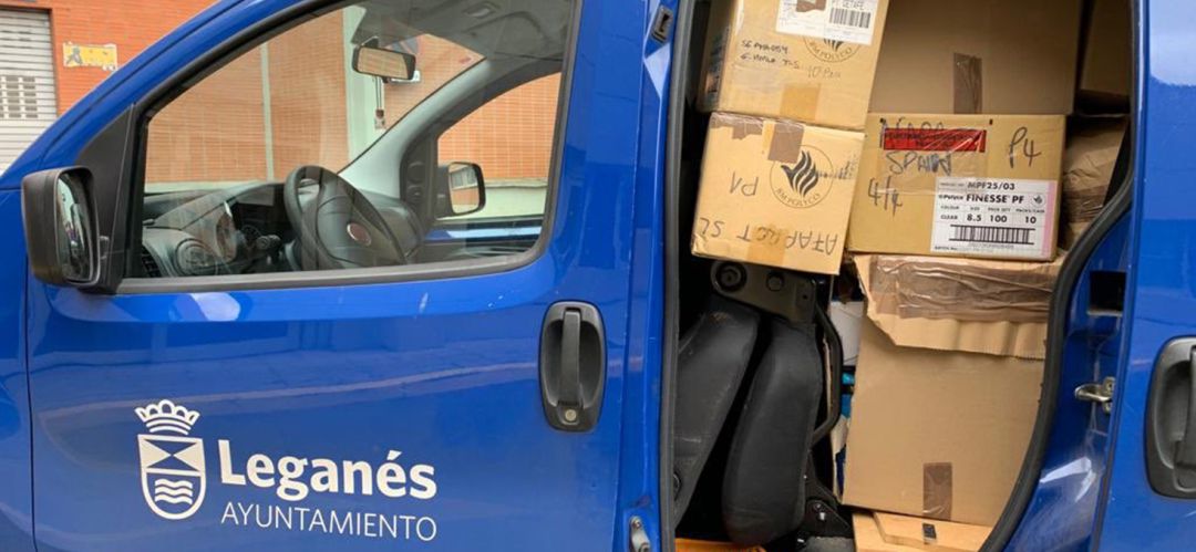 Las cajas con mascarillas y guantes para el Hospital deLeganés Las cajas con mascarillas y guantes para el Hospital deLeganés