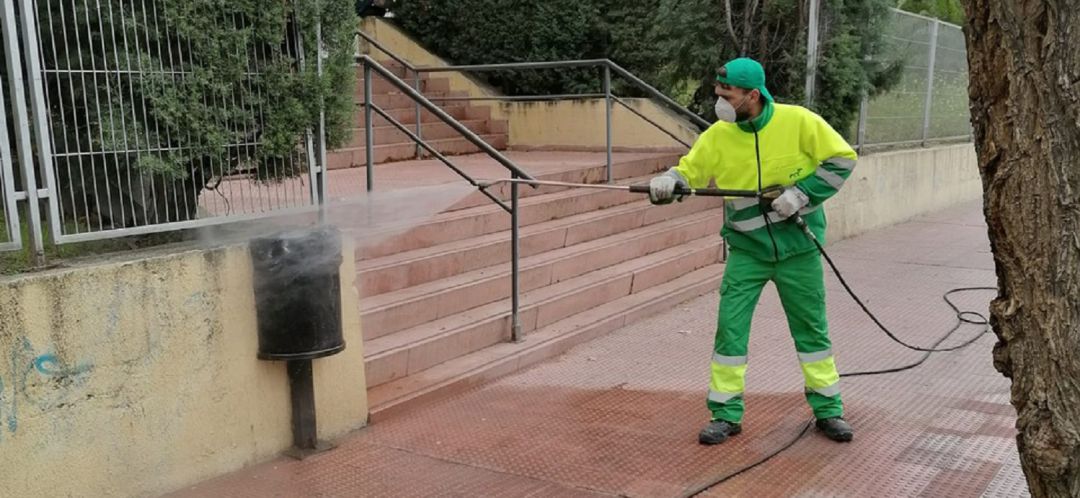 Los servicios municipales de Valdemoro desinfectando mobiliario urbano Los servicios municipales de Valdemoro desinfectando mobiliario urbano