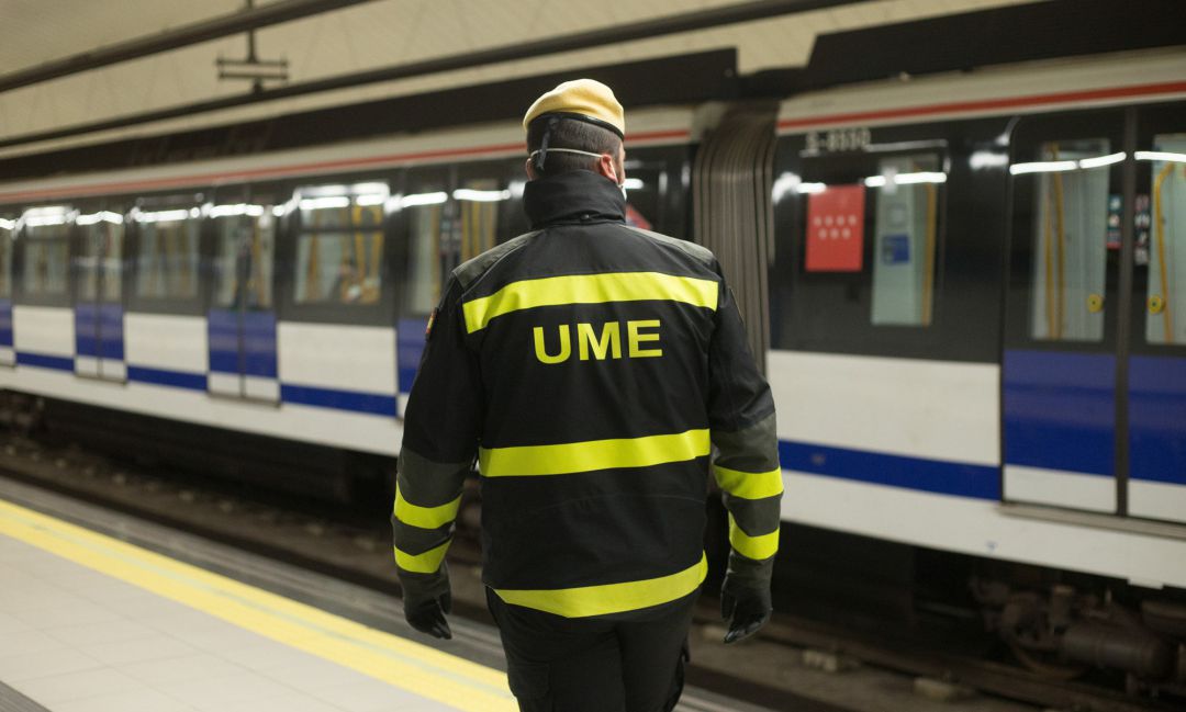 Militares de la UME pasean por el metro de la capital Militares de la UME pasean por el metro de la capital