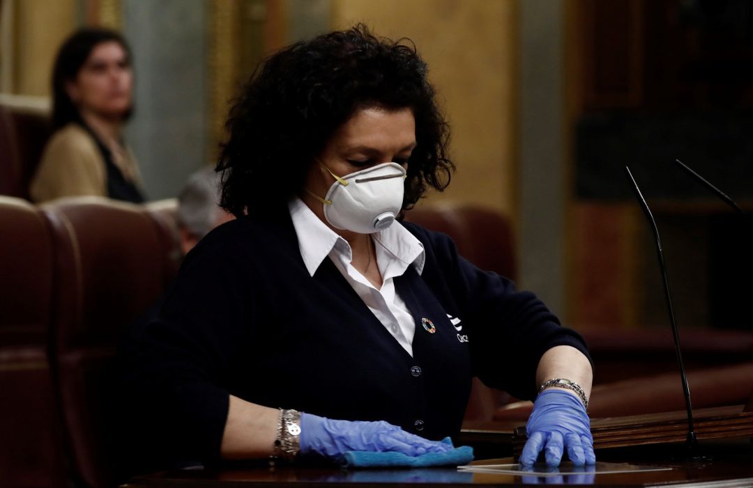 Valentina, desinfecta el atril. Valentina, desinfecta el atril.