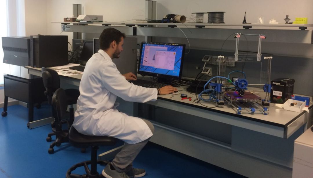 Héctor Flores, uno de los técnicos del Servicio de Apoyo a la Investigación Tecnológica la UPCT, durante la impresión de la pieza. Héctor Flores, uno de los técnicos del Servicio de Apoyo a la Investigación Tecnológica la UPCT, durante la impresión de la pieza.