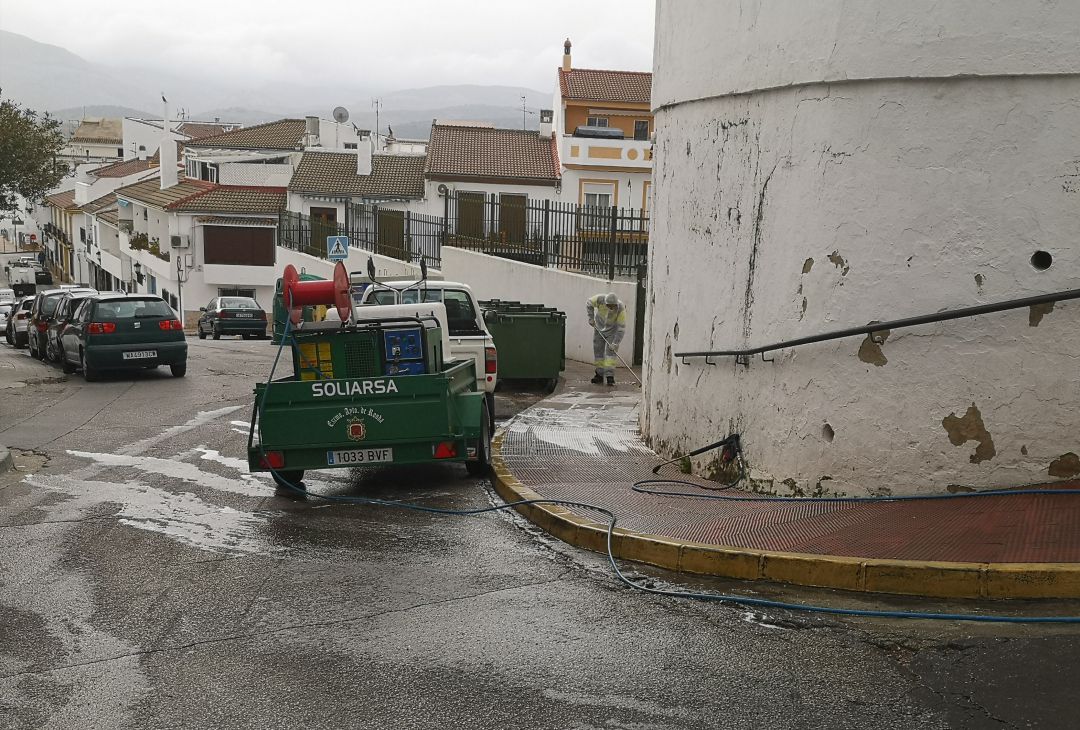 Efectivos de Soliarsa en la barriada de San Rafael Efectivos de Soliarsa en la barriada de San Rafael