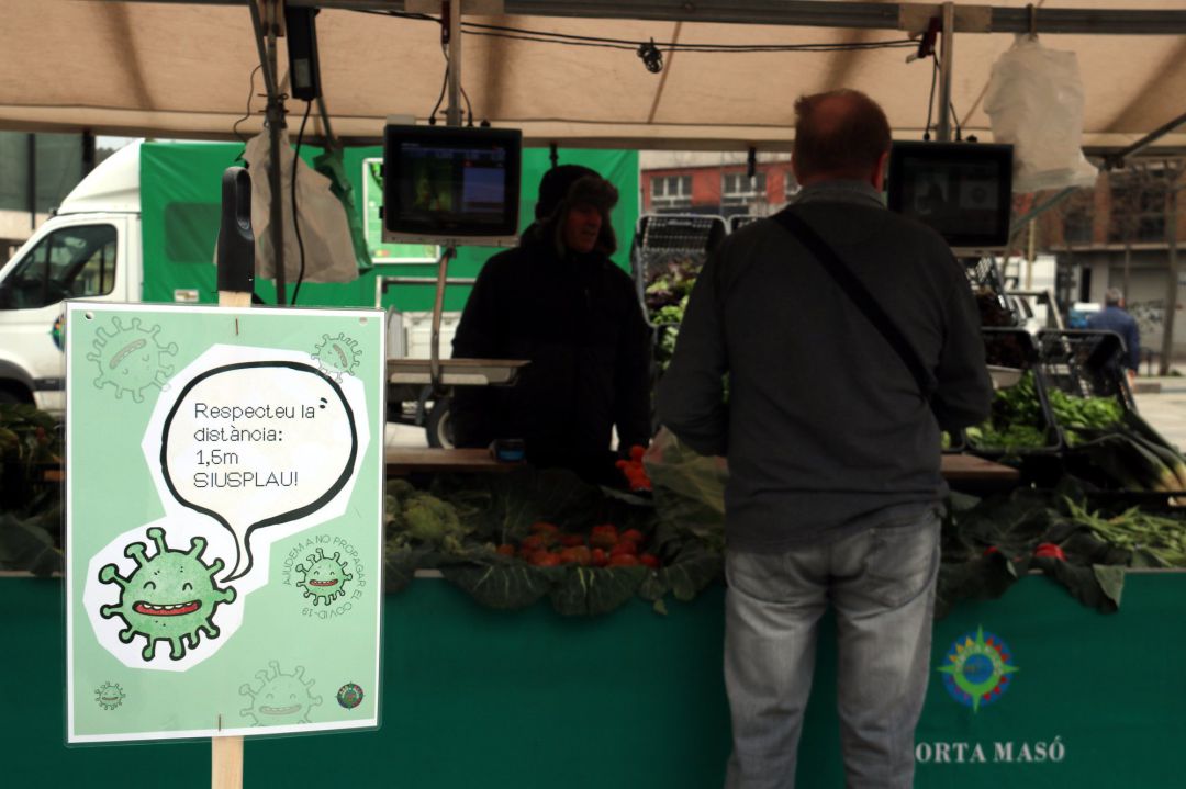 El cartell que marca la distància per al següent client a la cua en una parada de l'exterior del Mercat del Lleó de Girona, el 16 de març del 2020 (horitzontal) El cartell que marca la distància per al següent client a la cua en una parada de l'exterior del Mercat del Lleó de Girona, el 16 de març del 2020 (horitzontal)