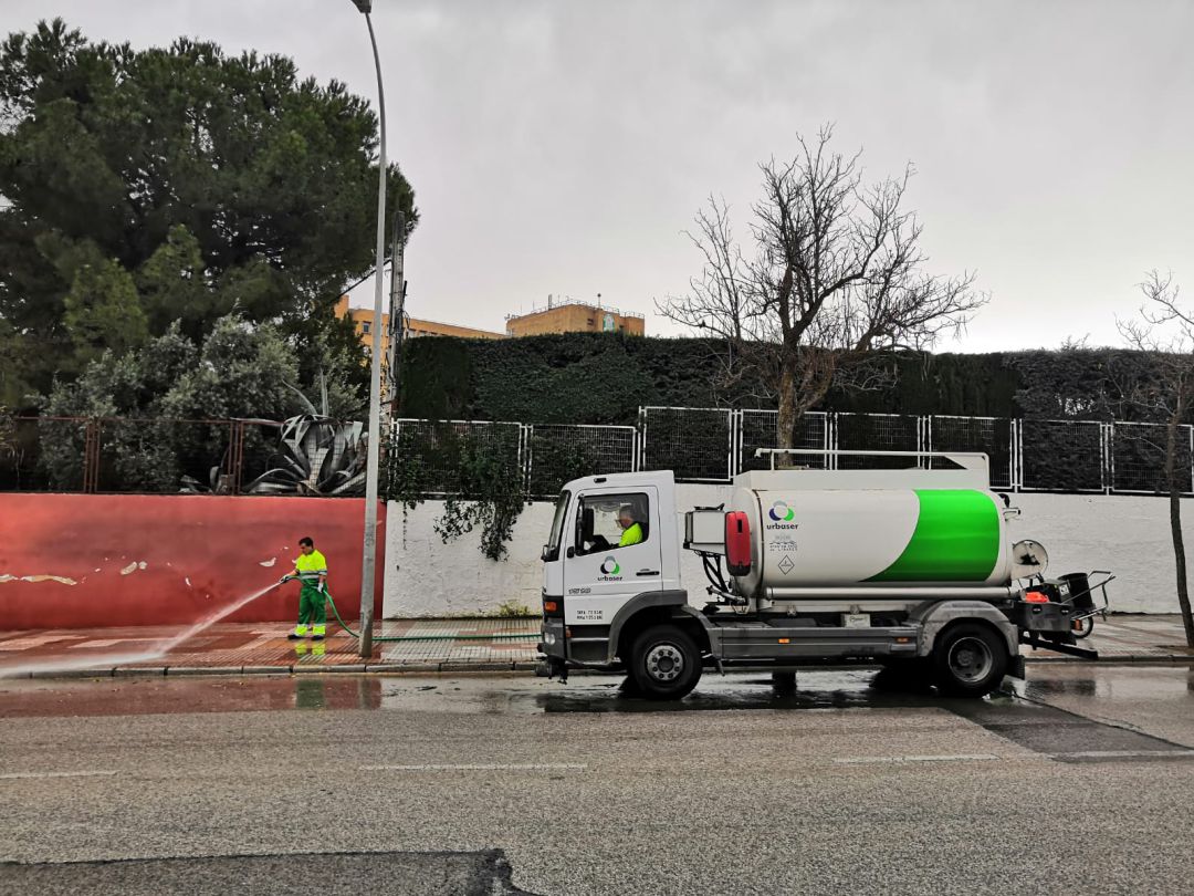 Tareas de desinfección de las calles de Linares. Tareas de desinfección de las calles de Linares.