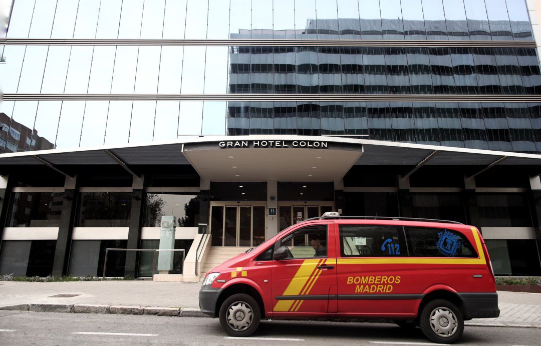 Un vehículo de bomberos en las inmediaciones del Hotel Ayre Gh Colón un día antes de recibir a los primeros pacientes con coronavirus.
SALUD
Eduardo Parra - Europa Press
Un vehículo de bomberos en las inmediaciones del Hotel Ayre Gh Colón un día antes de recibir a los primeros pacientes con coronavirus.
SALUD
Eduardo Parra - Europa Press
