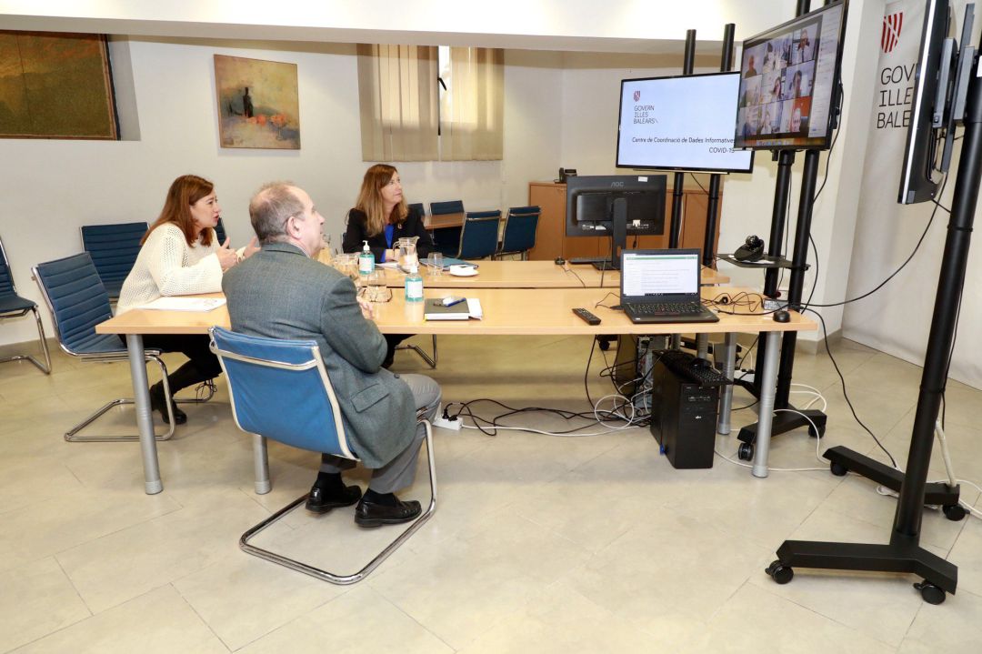 La presidenta Armengol, junto a la consellera de Salud y Consumo, Patricia Gómez, y el gerente del Servei de Salut, Juli Fuster, durante la reunión con las gerencias de los hospitales públicos y Atención Primaria de Baleares
La presidenta Armengol, junto a la consellera de Salud y Consumo, Patricia Gómez, y el gerente del Servei de Salut, Juli Fuster, durante la reunión con las gerencias de los hospitales públicos y Atención Primaria de Baleares
