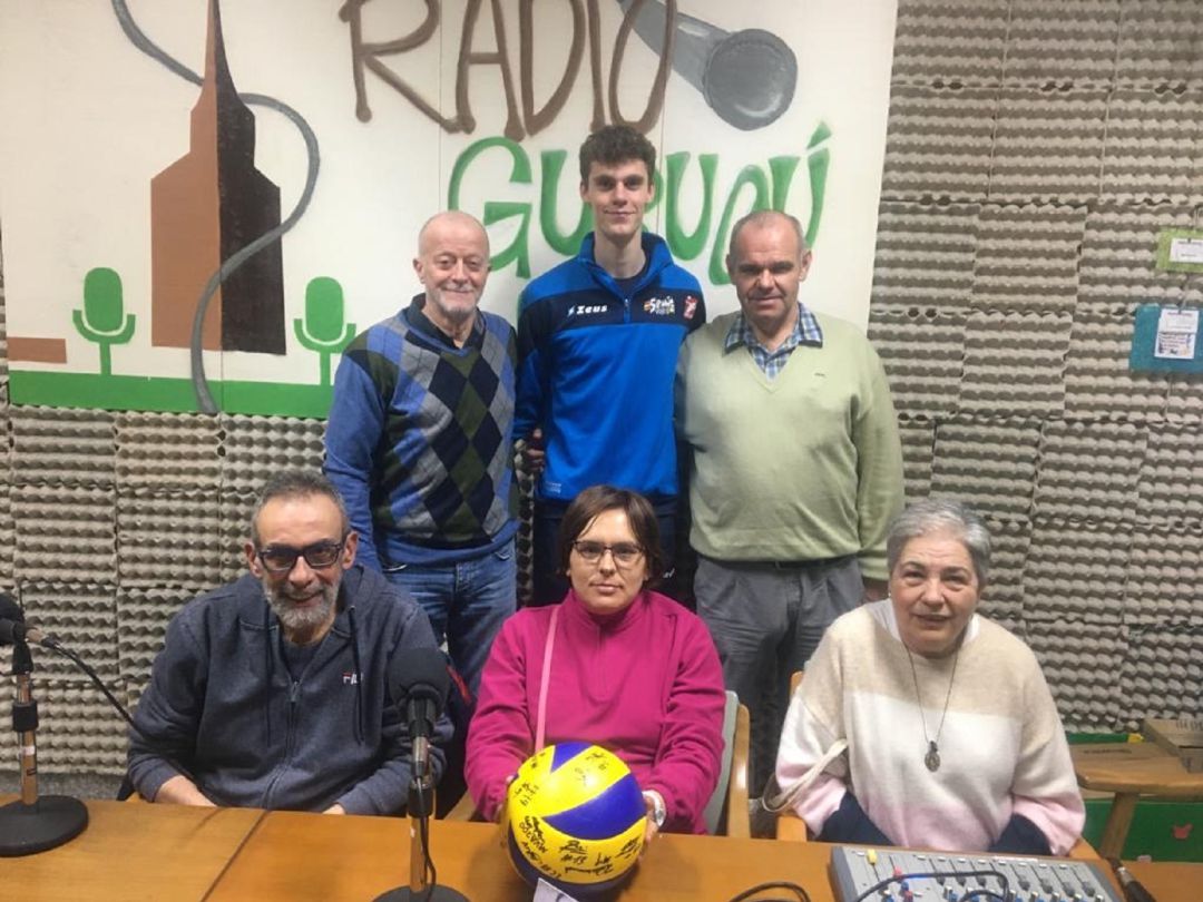 Radio Gurugú entrevista al entrenador y a un jugador de la Concentración Permanente de Voleibol de Palencia Radio Gurugú entrevista al entrenador y a un jugador de la Concentración Permanente de Voleibol de Palencia