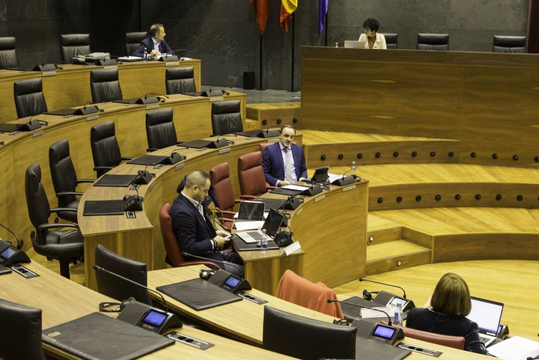 Mesa y Junta de Portavoces del Parlamento de Navarra en el salón de plenos para guardia distancia entre sus miembros como consecuencia del coronavirus.
PARLAMENTO DE NAVARRA Mesa y Junta de Portavoces del Parlamento de Navarra en el salón de plenos para guardia distancia entre sus miembros como consecuencia del coronavirus.
PARLAMENTO DE NAVARRA