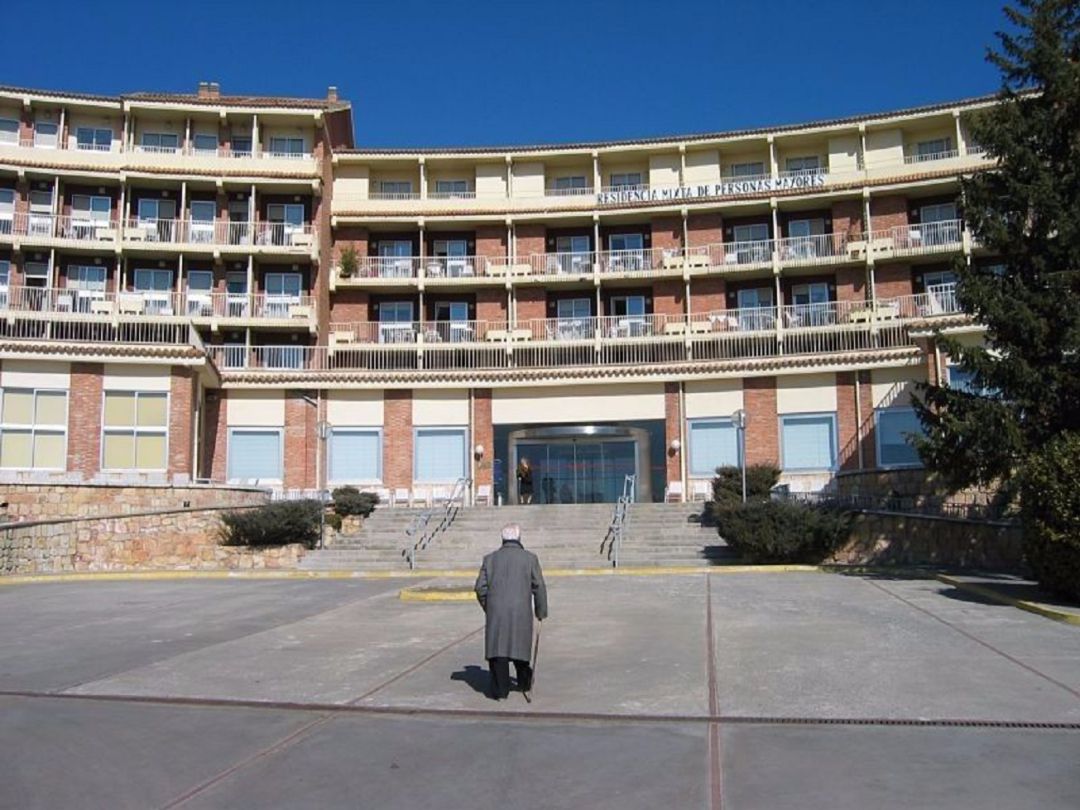 Fachada de la residencia mixta de la Junta en Segovia Fachada de la residencia mixta de la Junta en Segovia