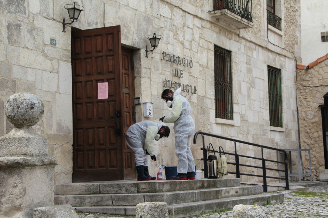 Dos trabajadores se preparan para desinfectar las dependencias del juzgado de Cuéllar Dos trabajadores se preparan para desinfectar las dependencias del juzgado de Cuéllar