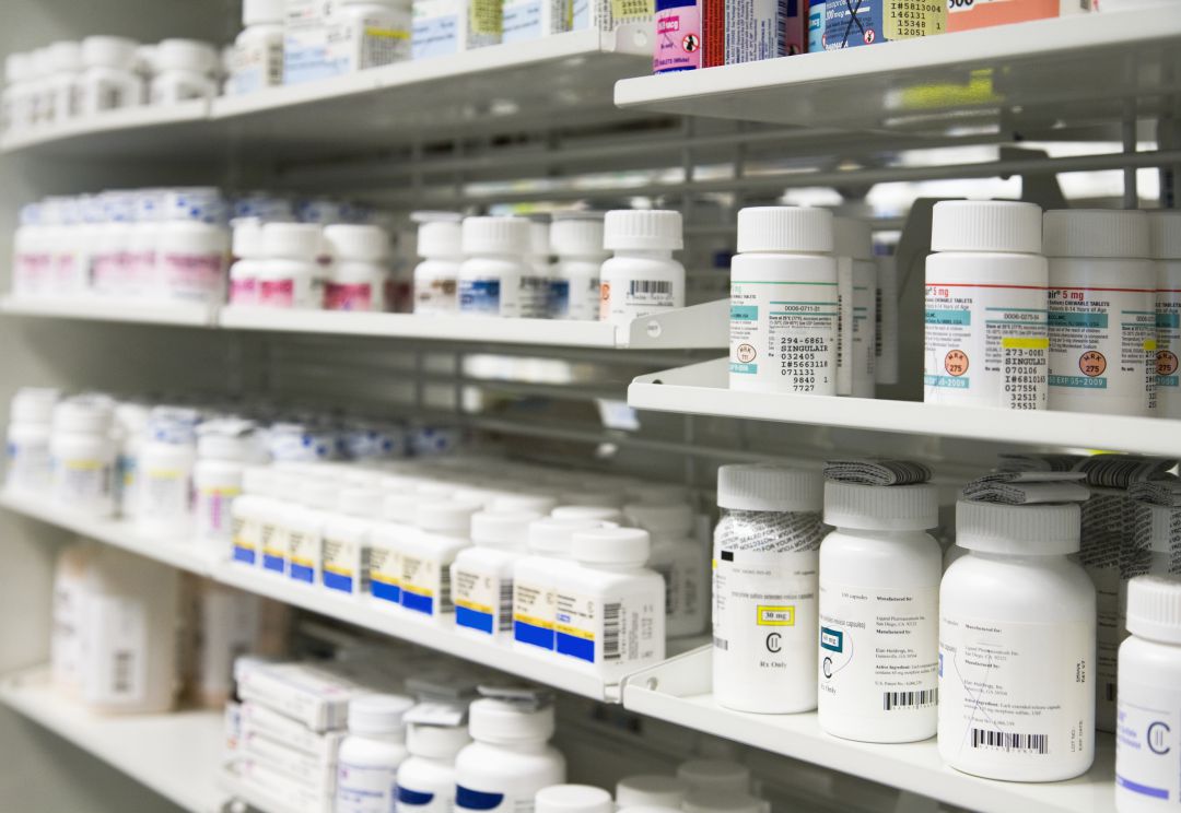 Medicamentos en una farmacia. Medicamentos en una farmacia.