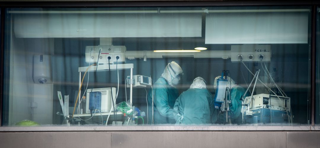 Varios sanitarios trabajando en un centro médico Varios sanitarios trabajando en un centro médico