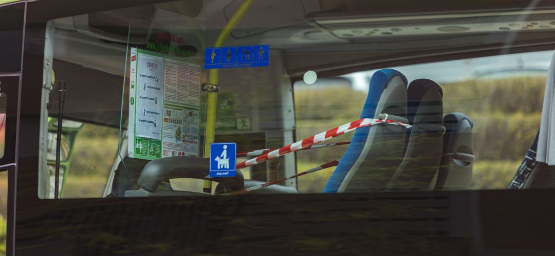 Un autobús interurbano con asientos clausurados para guardar distancia Un autobús interurbano con asientos clausurados para guardar distancia