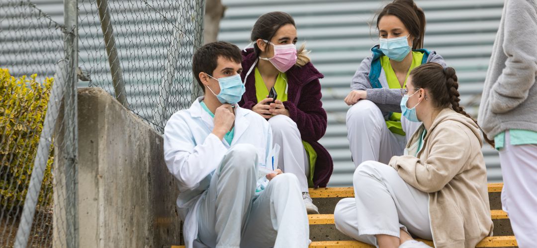El sindicato Comisiones Obreras ha denunciado que algunos sanitarios tienen que reutilizar las mascarillas de protección El sindicato Comisiones Obreras ha denunciado que algunos sanitarios tienen que reutilizar las mascarillas de protección