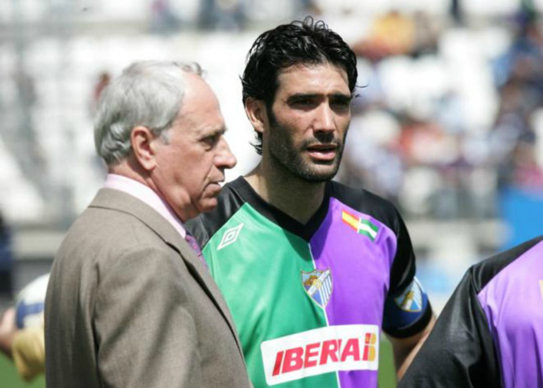 Joaquín Peiró, junto a Fernando Sanz, en un partido homenaje en La Rosaleda Joaquín Peiró, junto a Fernando Sanz, en un partido homenaje en La Rosaleda