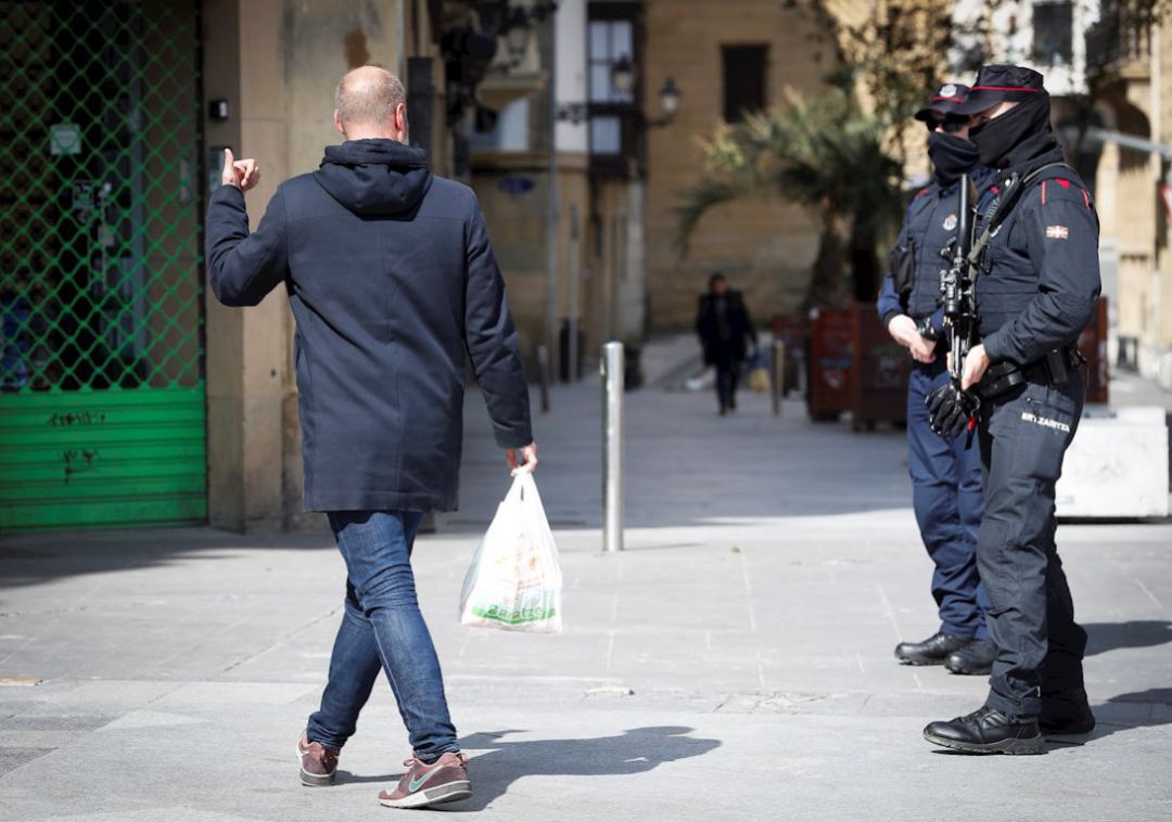 Siete personas fueron apercibidas por caminar por la vía publica sin justificación y otras cinco por viajar en sus coches, estas últimas tras ser detectadas en los controles policiales en los que se inspeccionaron 273 vehículos, ha informado este miércoles la Guardia urbana. Siete personas fueron apercibidas por caminar por la vía publica sin justificación y otras cinco por viajar en sus coches, estas últimas tras ser detectadas en los controles policiales en los que se inspeccionaron 273 vehículos, ha informado este miércoles la Guardia urbana.