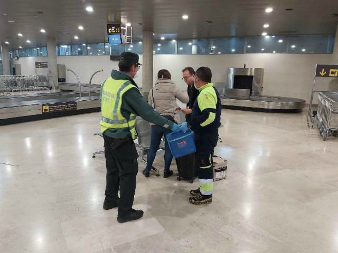 Guardia Civil apoya el transporte de material para trasplantes en Valencia y Málaga procedentes de Londres y Ámsterdam Guardia Civil apoya el transporte de material para trasplantes en Valencia y Málaga procedentes de Londres y Ámsterdam