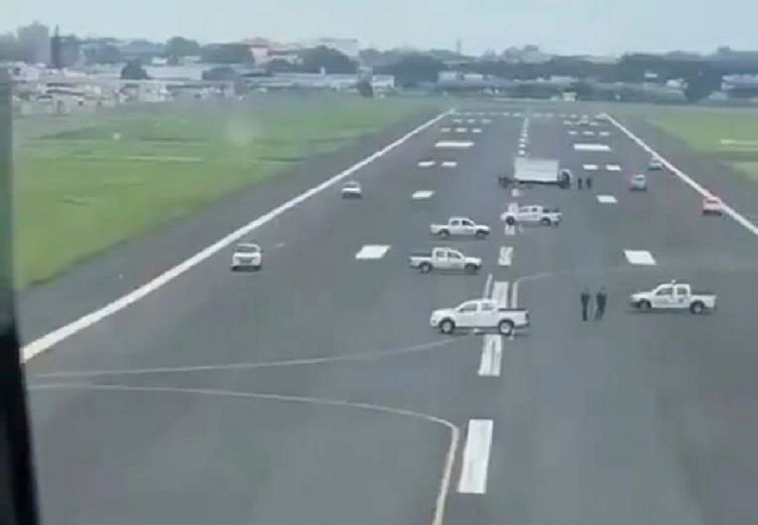 Vehículos en la pista de aterrizaje del aeropuerto de Guayaquil. Vehículos en la pista de aterrizaje del aeropuerto de Guayaquil.