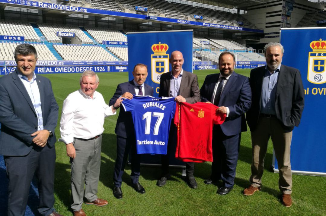 Representantes del Real Oviedo y Maximino Martínez (presidente de la RFFPA) posan junto a Luis Rubiales Representantes del Real Oviedo y Maximino Martínez (presidente de la RFFPA) posan junto a Luis Rubiales