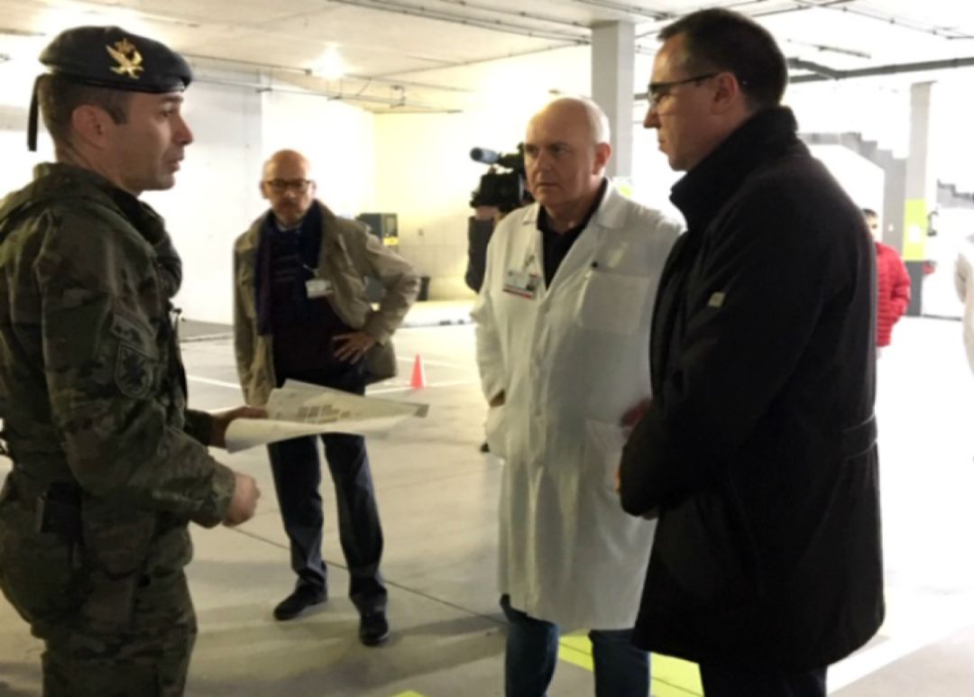 El consejero de Salud, Pablo Fernández (primero por la derecha) con los responsables del hospital de campaña instalado en el recinto del HUCA en La Cadellada. El consejero de Salud, Pablo Fernández (primero por la derecha) con los responsables del hospital de campaña instalado en el recinto del HUCA en La Cadellada.