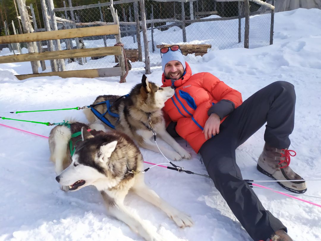 El bizkaino afincado en Laponia, junto a sus perros El bizkaino afincado en Laponia, junto a sus perros