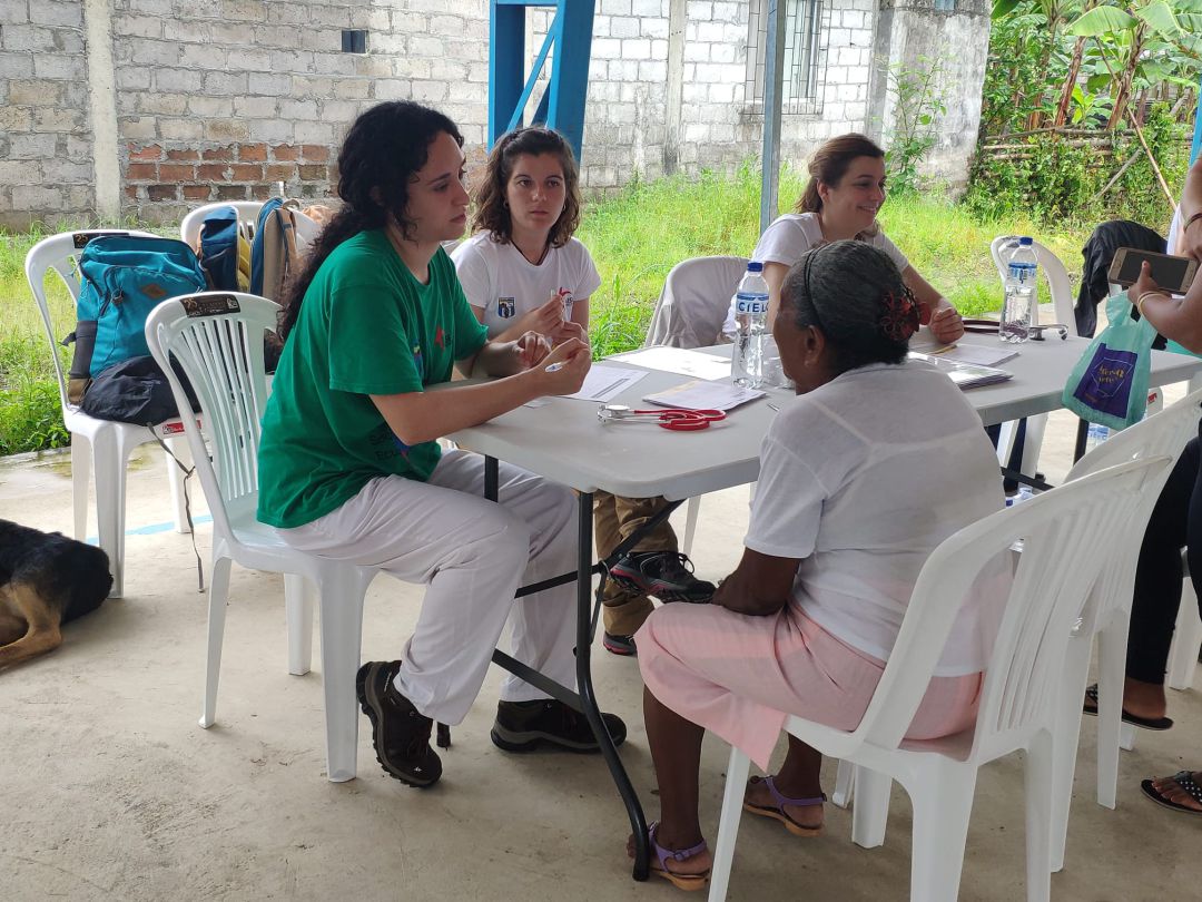 Paula Espinosa, atendiendo a la población local de Babahoyo (Ecuador) Paula Espinosa, atendiendo a la población local de Babahoyo (Ecuador)