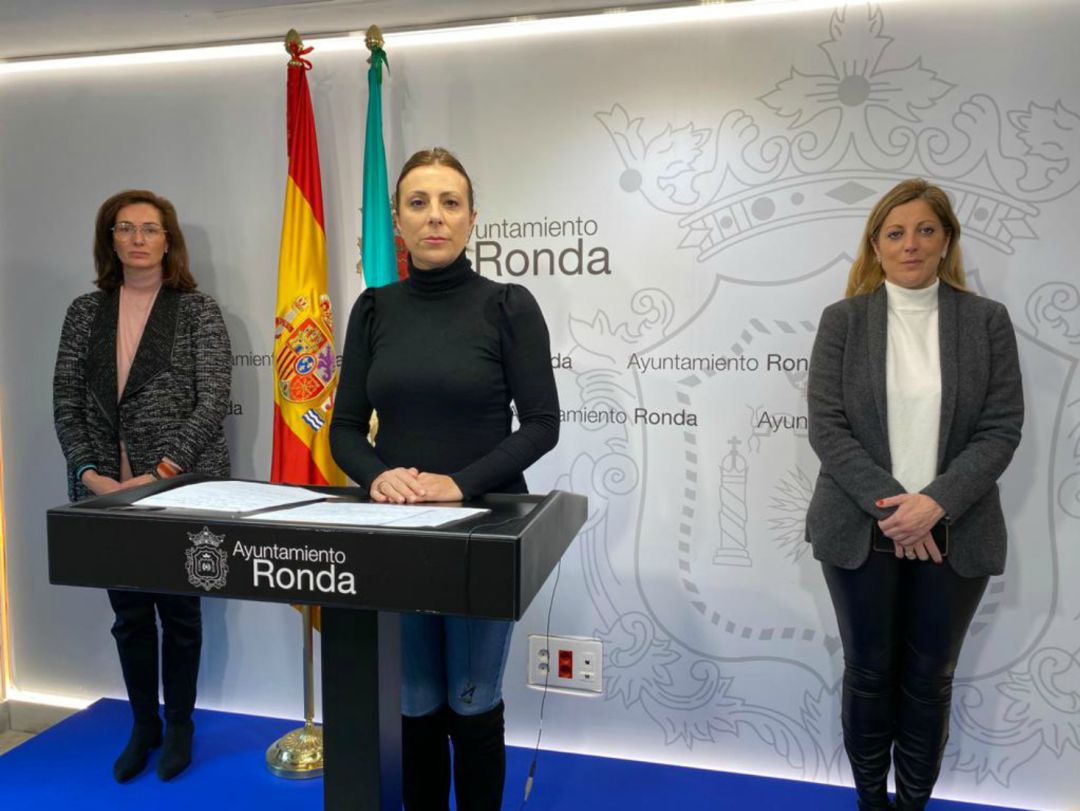 La alcaldesa, Mari Paz Fernández, acompañada de las concejales de Asuntos Sociales y Economía La alcaldesa, Mari Paz Fernández, acompañada de las concejales de Asuntos Sociales y Economía