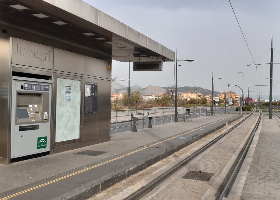 Parada Juncaril del metro de Granada totalmente desierta. Está junto al polígono industrial del mismo nombre Parada Juncaril del metro de Granada totalmente desierta. Está junto al polígono industrial del mismo nombre
