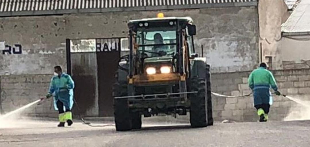 Operarios municipales limpian y desinfectan las calles de Pegalajar con la ayuda de un tractor. Operarios municipales limpian y desinfectan las calles de Pegalajar con la ayuda de un tractor.