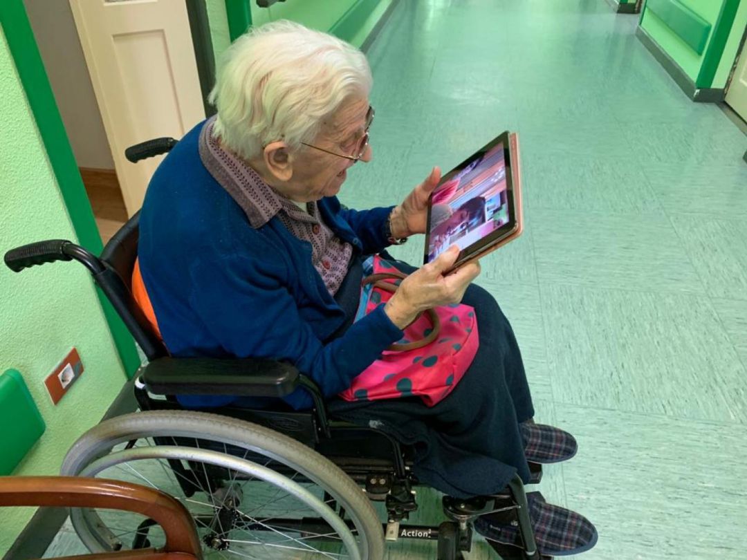 Una de las usuarias recibe la visita virtual de sus seres queridos Una de las usuarias recibe la visita virtual de sus seres queridos