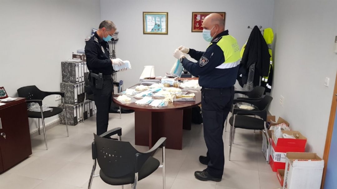 La Policía Local de Totana recibe la donación de diferente material de protección contra el coronavirus La Policía Local de Totana recibe la donación de diferente material de protección contra el coronavirus