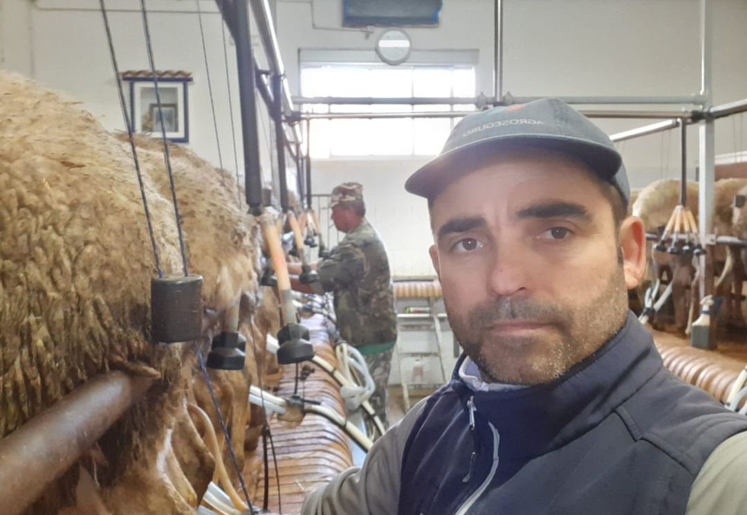 Miguel Ángel Perez Madrid en una de las naves de su explotación ovina en Carrión de Calatrava Miguel Ángel Perez Madrid en una de las naves de su explotación ovina en Carrión de Calatrava