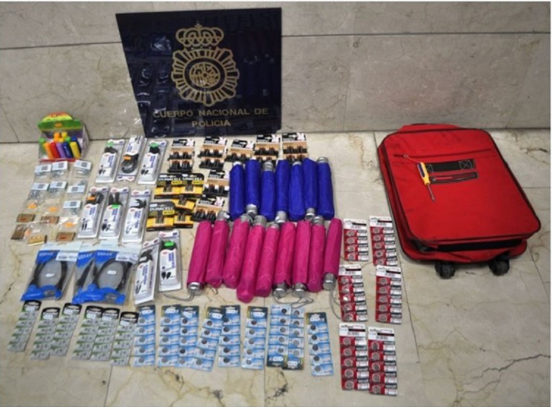Incautación de productos robados en una tienda de Gijón Incautación de productos robados en una tienda de Gijón