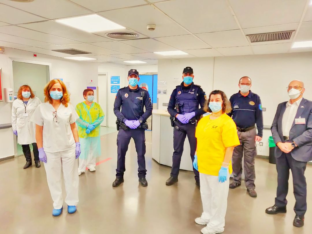 Agentes de la Policía Local de Arroyomolinos junto a personal sanitario del Hospital Universitario de Móstoles al que donaron material de autoprotección Agentes de la Policía Local de Arroyomolinos junto a personal sanitario del Hospital Universitario de Móstoles al que donaron material de autoprotección