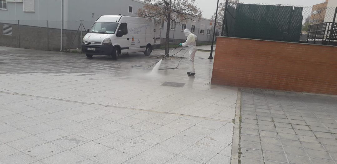 Un operario de Arroyomolinos desinfectando las calles Un operario de Arroyomolinos desinfectando las calles