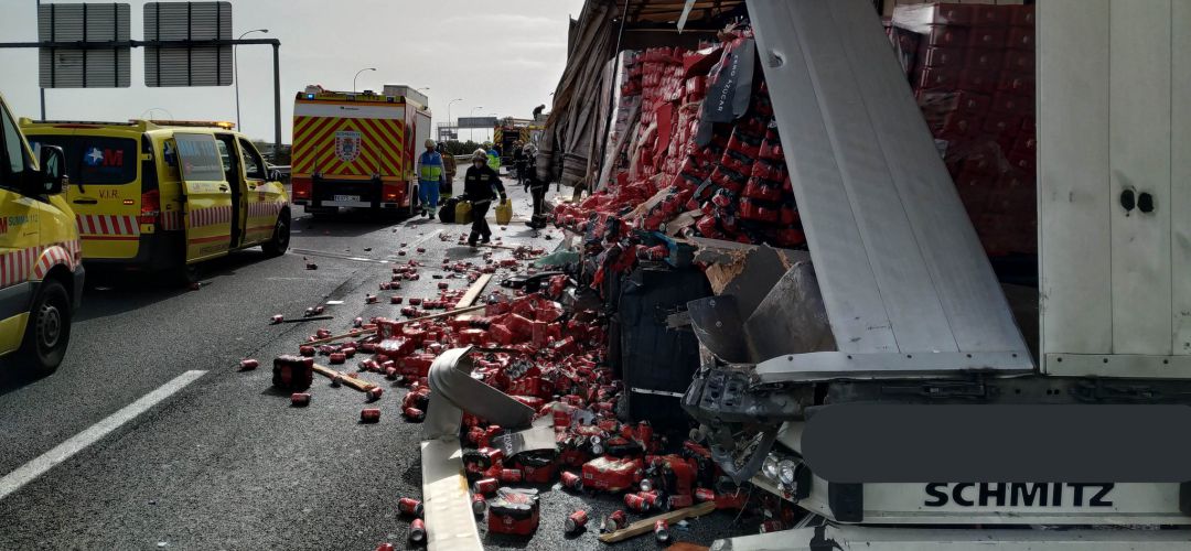 Bomberos del Ayuntamiento de Leganés y de la Comunidad de Madrid han trabajado para limpiar y asegurar el lugar del accidente Bomberos del Ayuntamiento de Leganés y de la Comunidad de Madrid han trabajado para limpiar y asegurar el lugar del accidente