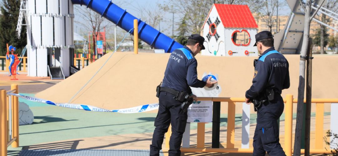 Dos policías de Getaef clausuran un parque infantil Dos policías de Getaef clausuran un parque infantil
